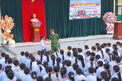Công an xã Mường Lý tuyên truyền phòng, chống ma túy cho học sinh vùng cao