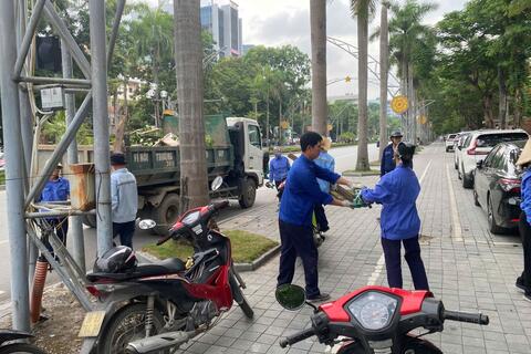 Công an phường Hạc Thành ra quân thực hiện cao điểm lập lại trật tự đô thị