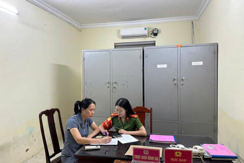 Công an xã Lưu Vệ kịp thời hỗ trợ người dân nhận lại 400 triệu đồng chuyển khoản nhầm