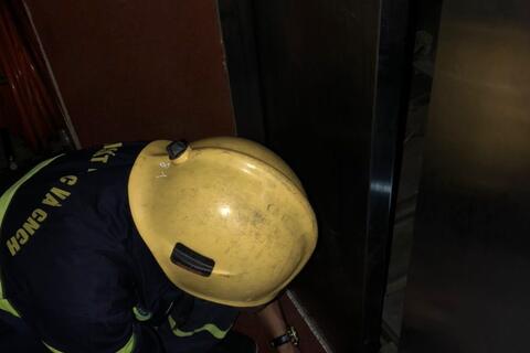 Giải cứu 2 nạn nhân mắc kẹt trong thang máy