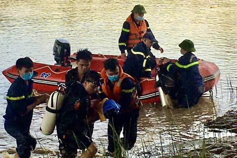 Hàng chục cảnh sát dùng câu rà tìm cô gái nhảy sông tự vẫn