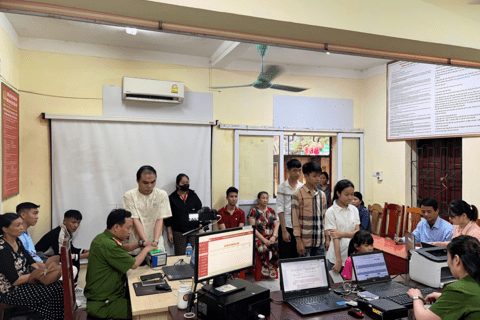 Công an tỉnh Thanh Hóa tổ chức cấp thẻ Căn cước, tài khoản định danh điện tử cho công dân xuyên suốt 05 ngày nghỉ lễ