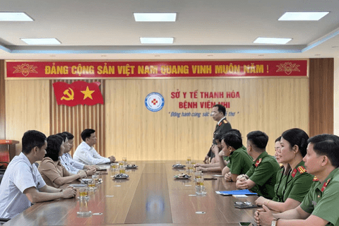 Khoa Nghiệp vụ cơ bản - Học viện Chính trị Công an nhân dân và Lớp Cao cấp lý luận chính trị khóa 7 - KTT1 Học viện Chính trị Công an nhân dân mở tại Công an tỉnh Thanh Hóa thăm hỏi và tặng quà cho bệnh nhân đang điều trị tại Bệnh viện Nhi Thanh Hoá