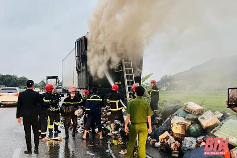 Thanh Hóa: Cháy hàng hóa chở bên trong xe container trên quốc lộ 1A