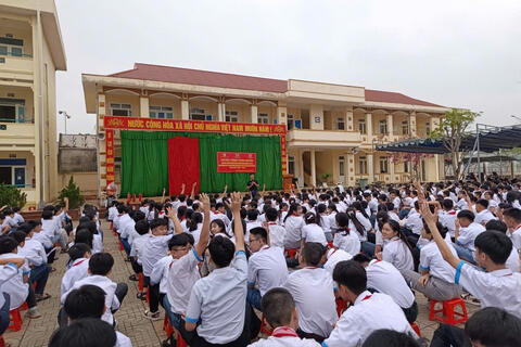 Trung tâm Giáo dục cộng đồng xã Nông Cống: Tuyên truyền kỹ năng PCCC và phòng ngừa đuối nước cho học sinh