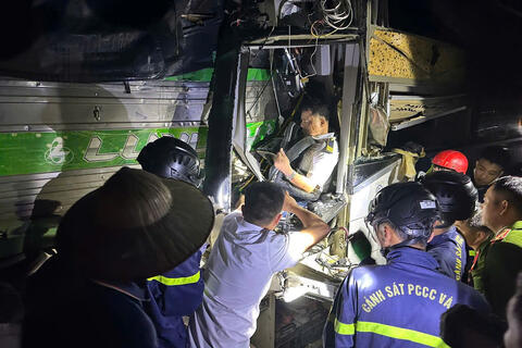 Cảnh sát PCCC và CNCH Thanh Hóa hỗ trợ Công an tỉnh Ninh Bình giải cứu kịp thời 2 nạn nhân mắc kẹt sau tai nạn giao thông