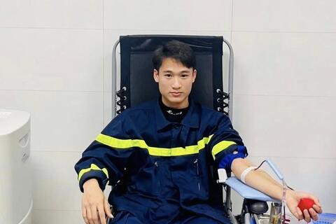 Hai chiến sỹ Cảnh sát PCCC và CNH, Công an tỉnh Thanh Hóa kịp thời hiến máu cứu người bệnh qua cơn nguy kịch.