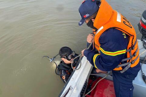 Tìm thấy thi thể nạn nhân nghi nhảy cầu Nguyệt Viên