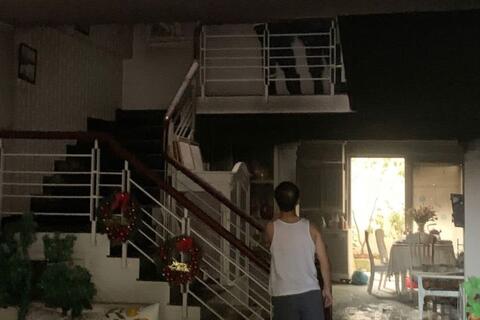 Người đàn ông lao vào căn nhà bị cháy cứu 2 nạn nhân mắc kẹt