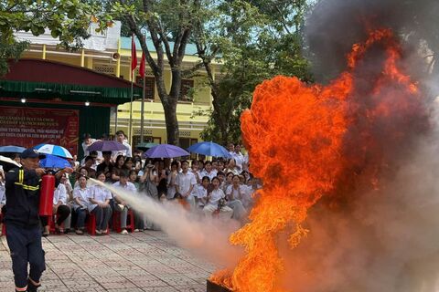 1700 học sinh, giáo viên và người dân trải nghiệm kỹ năng chữa cháy và cứu nạn cứu hộ.