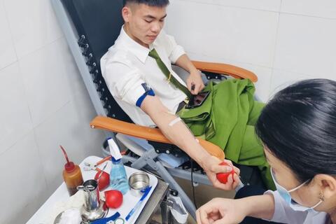 Chiến sỹ Cảnh sát PCCC hiến máu giúp sản phụ qua cơn nguy kịch