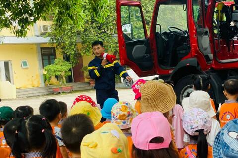 Hơn 100 em học sinh mầm non trải nghiệm “Một ngày làm lính cứu hỏa”