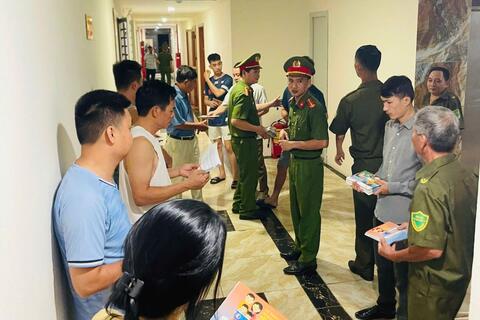 Tuyên truyền công tác bảo đảm an toàn phòng cháy, chữa cháy và cứu nạn, cứu hộ tại các khu chung cư vào buổi tối