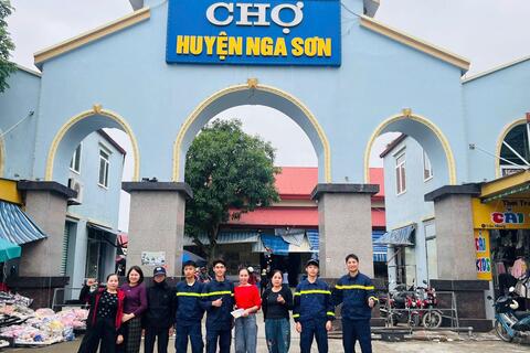 Tuyên truyền lưu động PCCC và CNCH cho bà con tiểu thương chợ Nga Sơn