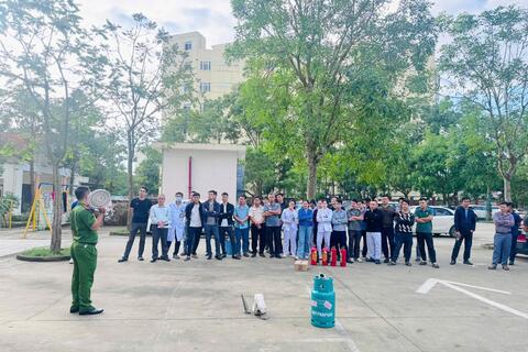 Huấn luyện nghiệp vụ cho lực lượng PCCC cơ sở Bệnh viện Nhi Thanh Hóa