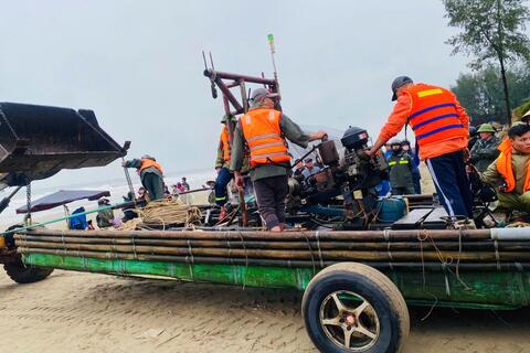 Nỗ lực tìm kiếm nạn nhân mất tích trên biển Tiên Trang