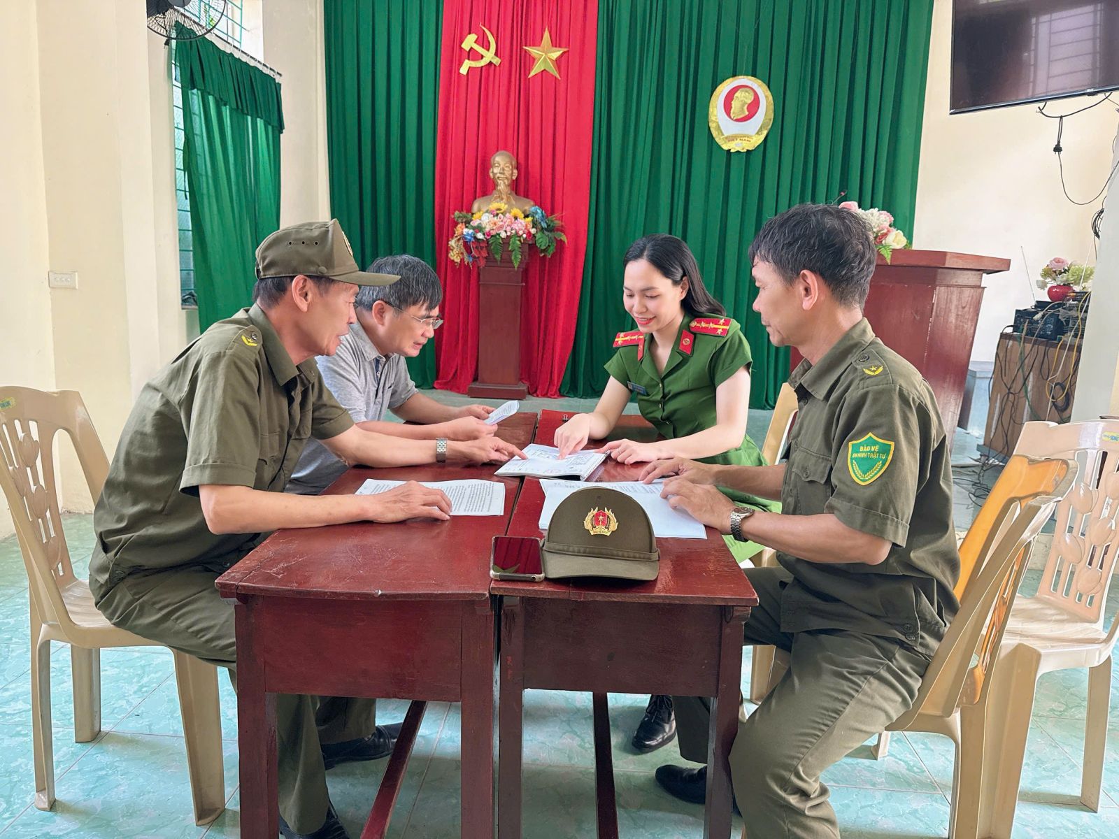 Công an phường Hạc Thành làm việc với tổ dân phố, lực lượng bảo vệ ANTT tại cơ sở về công tác quản lý, giáo dục người chấp hành án tại cộng đồng