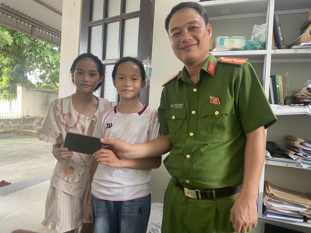 02 em học sinh nộp chiếc điện thoại nhặt được cho công an, nhờ tìm trả lại người đánh rơi