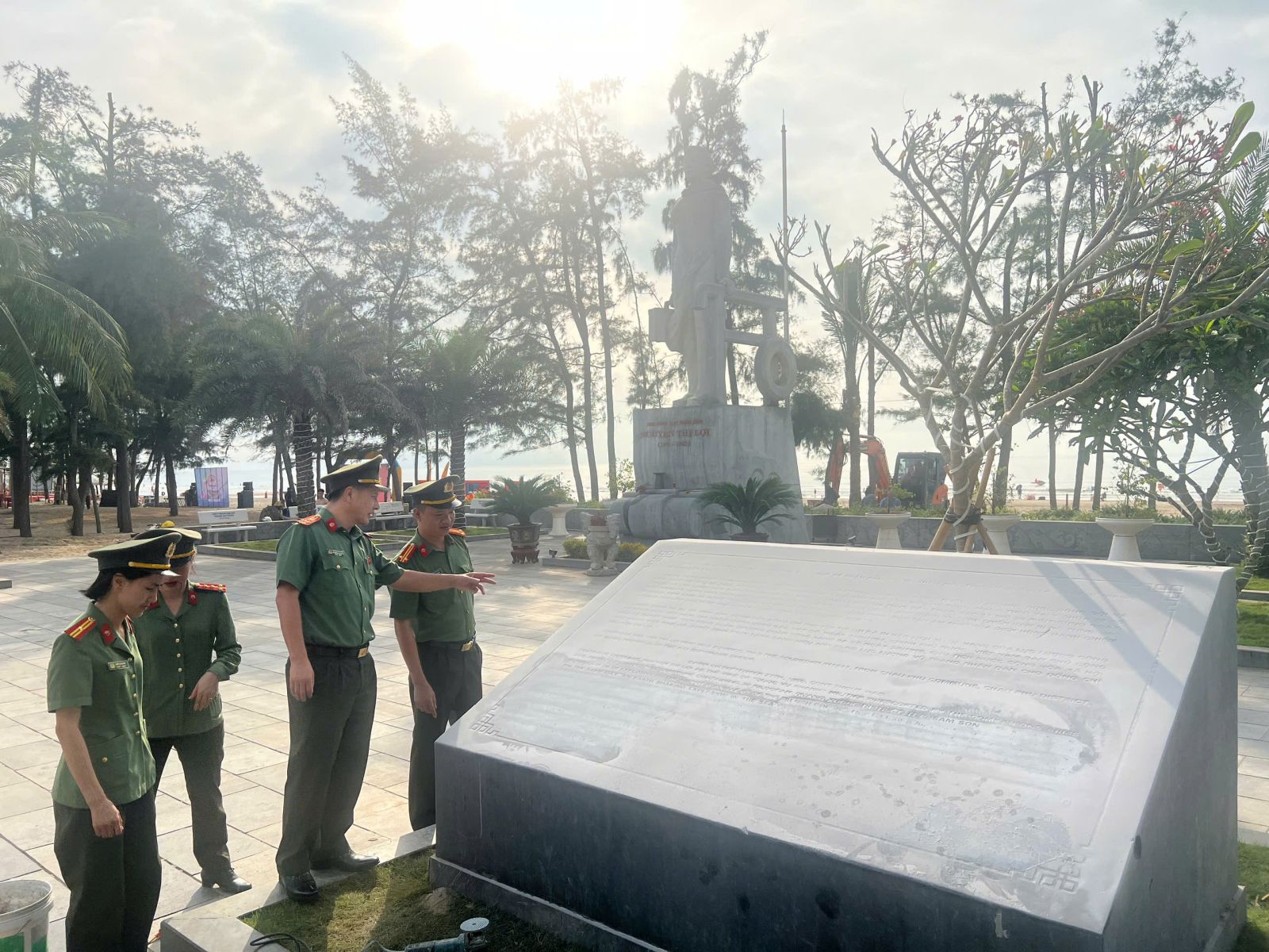 bia thông tin giới thiệu thân thế và sự nghiệp của nữa anh hùng liệt sỹ.