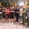 Công an phường Lam Sơn đến từng nhà tuyên truyền, hướng dẫn người dân tham gia góp ý sửa đổi Hiến pháp