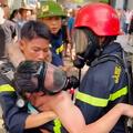 Cứu người đàn ông bị mắc kẹt trong đám cháy