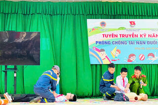 <a href="/tin-tuc-su-kien/huong-ve-co-so2" title="Phong trào toàn dân bảo vệ ANTQ" rel="dofollow">Phong trào toàn dân bảo vệ ANTQ</a>