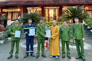 <a href="/tin-tuc-su-kien/tin-hoat-dong" title="Tin hoạt động" rel="dofollow">Tin hoạt động</a>