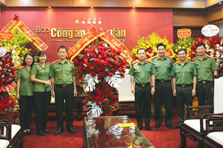 <a href="/tin-tuc-su-kien/tin-hoat-dong" title="Tin hoạt động" rel="dofollow">Tin hoạt động</a>