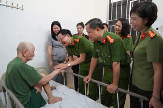 <a href="/tin-tuc-su-kien/tin-hoat-dong" title="Tin hoạt động" rel="dofollow">Tin hoạt động</a>