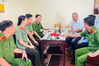 <a href="/tin-tuc-su-kien/tin-hoat-dong" title="Tin hoạt động" rel="dofollow">Tin hoạt động</a>
