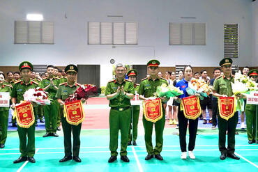 <a href="/tin-tuc-su-kien/tin-hoat-dong" title="Tin hoạt động" rel="dofollow">Tin hoạt động</a>