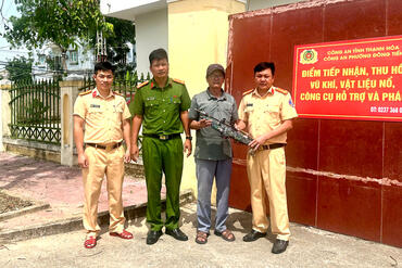 <a href="/tin-tuc-su-kien/huong-ve-co-so2" title="Phong trào toàn dân bảo vệ ANTQ" rel="dofollow">Phong trào toàn dân bảo vệ ANTQ</a>
