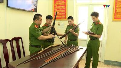 Quan Hóa: Công an xã Trung Sơn tích cực tuyên truyền, thu hồi vũ khí trong Nhân dân