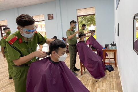 Điểm cắt tóc thanh niên – chung tay phòng, chống dịch Covid-19