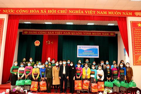 Hội Phụ nữ Công an tỉnh tặng quà cho phụ nữ nghèo huyện Quan Sơn