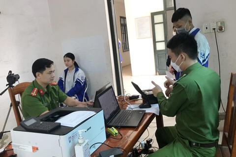 Công an thị xã Bỉm Sơn gắn việc cấp thẻ CCCD với cấp tài khoản định danh điện tử
