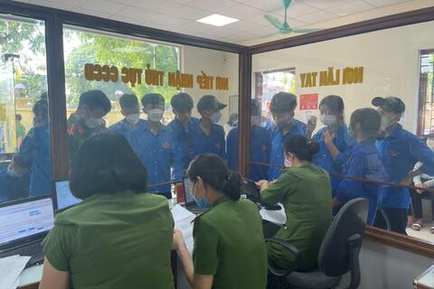 Công an thị xã Nghi Sơn xuống cơ sở làm CCCD và tài khoản định danh điện tử cho học sinh