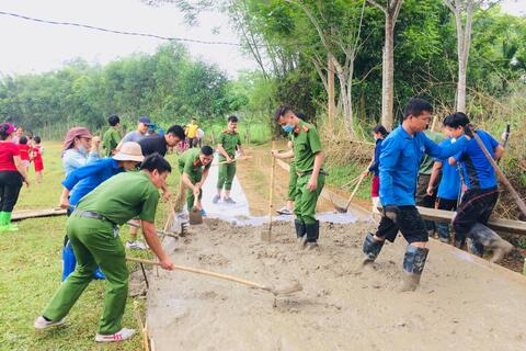 Tuổi trẻ Công an huyện Lang Chánh chung tay xây dựng Nông thôn mới