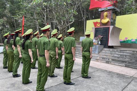 Phòng Cảnh sát thi hành án hình sự và hỗ trợ tư pháp dâng hương tại Khu du tích địa điểm lịch sử Rừng Thông