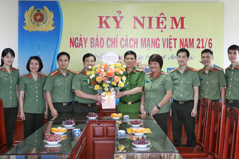 Lãnh đạo Công an tỉnh chúc mừng cán bộ, chiến sĩ làm công tác tuyên truyền nhân Kỷ niệm 97 năm Ngày Báo chí cách mạng Việt Nam