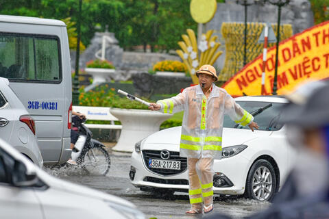 Cảnh sát giao thông dầm mưa điều tiết giao thông