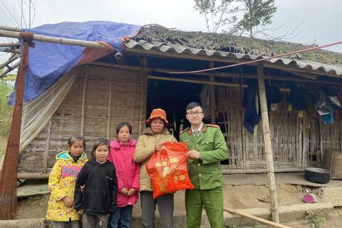 Trao quà cho các hộ nghèo, có hoàn cảnh đặc biệt khó khăn nhân dịp Tết Nguyên đán trên địa bàn xã Lương Sơn