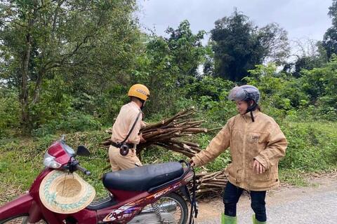 Chiến sĩ CSGT Công an huyện Như Xuân giúp người dân bị hết xăng trên đường