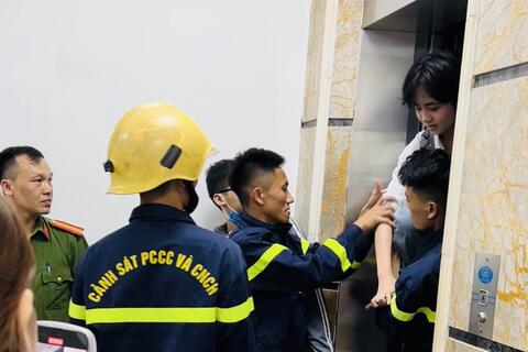 Kịp thời giải cứu 4 học sinh mắc kẹt trong thang máy