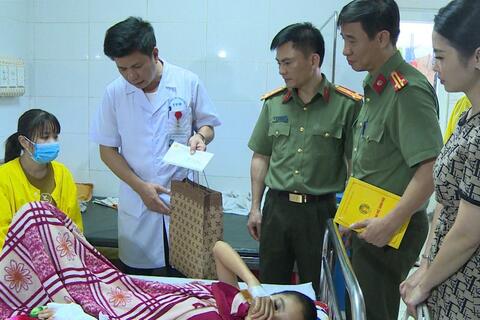 Trao gần 2 nghìn phần quà cho bệnh nhi đang điều trị tại Bệnh viện Nhi Thanh Hóa