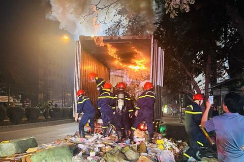 Cảnh sát PCCC cứu hàng hoá, kịp thời dập tắt đám cháy xe container trong đêm