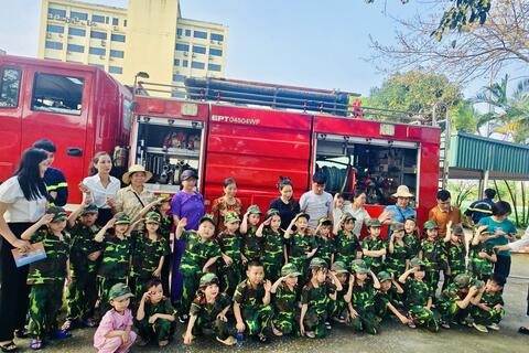 Hơn 100 em học sinh tham gia trải nghiệm “Một ngày làm lính cứu hỏa”