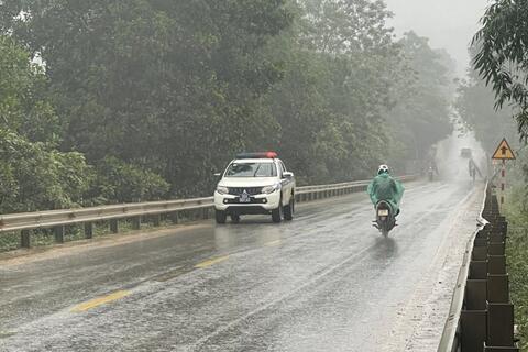 Cảnh báo nguy cơ mất an toàn khi tham gia giao thông trong điều kiện thời tiết trời mưa, sương mù
