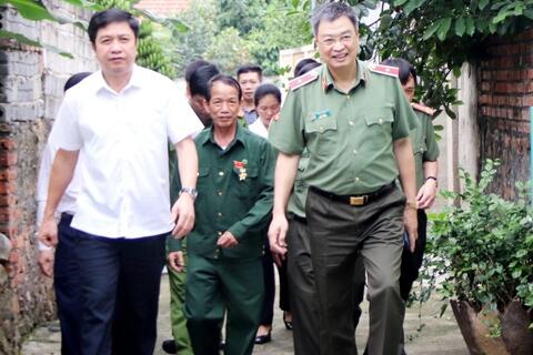 Thiếu tướng Trần Phú Hà, Giám đốc Công an tỉnh thăm, tặng quà các gia đình chính sách tham gia Chiến dịch Điện Biên Phủ tại huyện Yên Định