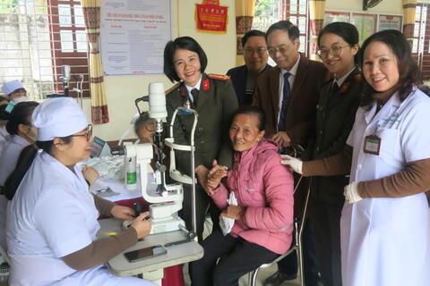 Tuyên truyền pháp luật và khám mắt, cấp phát thuốc miễn phí cho người dân
